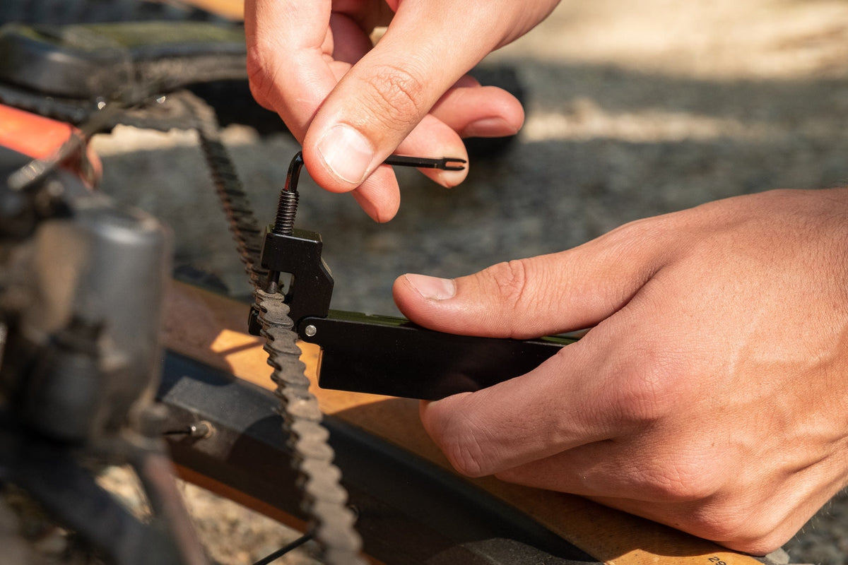 Wolf Tooth 8 - Bit Chainbreaker + Utility Knife Multi - Tool
